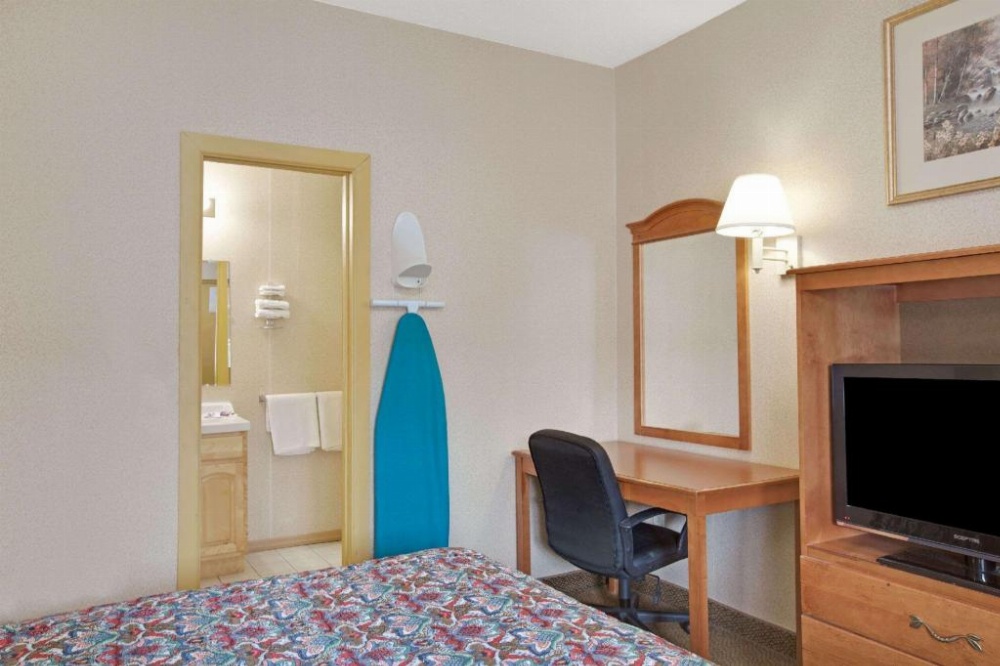 Knights Inn Pine Brook Image 42